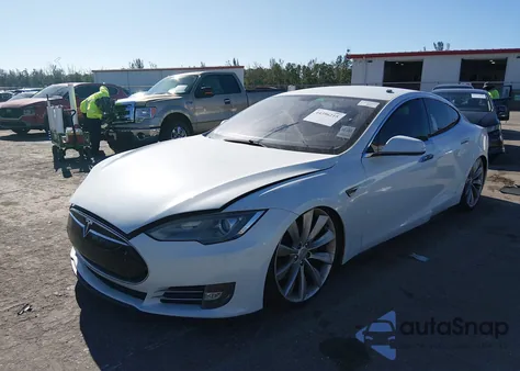 2013 Tesla Model S z USA, uszkodzony, nr VIN 5YJSA1CN7DFP20339